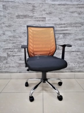 Кресло Barneo K-138 для персонала (черная ткань оранжевая сетка) в Муравленко - muravlenko.mebel-74.com | фото